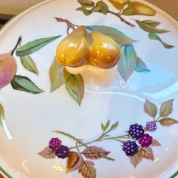 🍑 Royal Worcester Evesham Vale Casserole Dish with Lid Pear Handle England - Picture 1 of 7